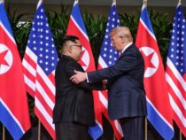 Storica stretta di mano tra Donald Trump e Kim Jong-un