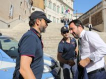 TUTTI CONTRO SALVINI / Matteo Salvini e il mitra, come umilia i sinistri che lo insultano: “Il procione, il coniglio e l’unicorno”