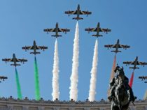 Paracadutisti in volo su Roma per la festa della Repubblica