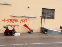 Cronaca: “Più sbirri morti”, il murales della vergogna
