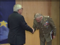 Il generale Graziano si inchina a Juncker