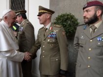 Papa Francesco con i militari della Brigata Sassari