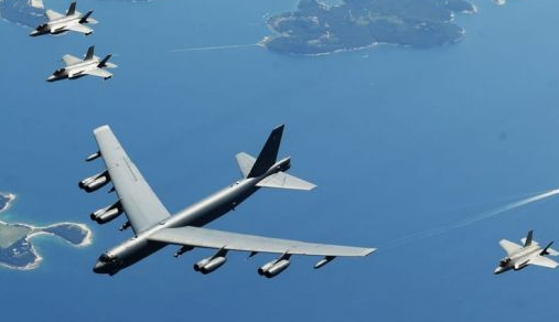 Geopolitica: un bombardiere B-52 americano ha sorvolato i cieli italiani