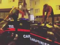 Cronaca: Napoli, sputi e salti su auto dei carabinieri. Follia di un trapper