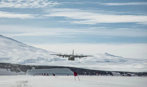 Aeronautica Militare: C130 atterra su prima aviopista in antartide