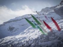 Mondiali di sci alpino: Steso il Tricolore più lungo del mondo dalle Frecce Tricolori sopra i cieli di Cortina