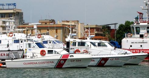 Marina Militare e il Corpo delle Capitanerie di Porto-Guardia Costiera: Una bandiera, due missioni