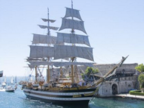 Taranto: L’Amerigo Vespucci chiude la Campagna 2020 con il passaggio a vela del ponte girevole