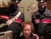 Padova: Anziana sola chiama i carabinieri che le fanno visita portando un pasto caldo e un regalo