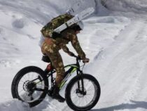 Le truppe alpine dell’Esercito Italiano in alta quota con le biciclette a pedalata assistita