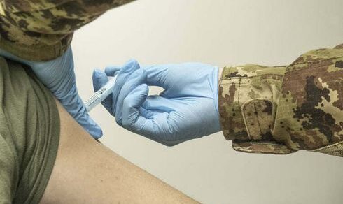 Covid: la consulta definisce incostituzionale l’obbligo vaccinale ai militari