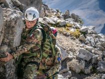 Il generale di corpo d’armata Claudio Berto su Punta Charrà, a quota 2844 m.