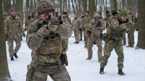 Ucraina: Un soldato ha sparato uccidendo quattro militari e un’operatrice