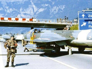 Svizzera jet militari decollano da autostrada, guerra fredda