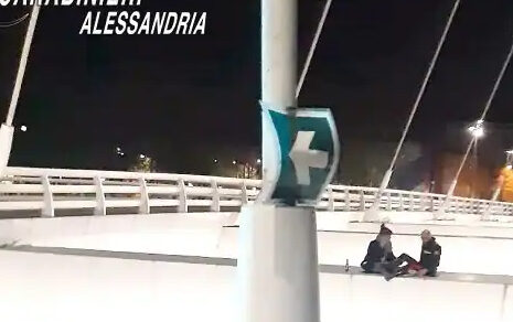 Carabiniere salva una giovane che ha tentato il suicidio