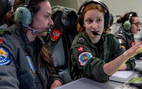 NATO: equipaggio al femminile per un Awacs